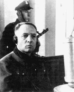 Rudolf H�� in Warschau 1947 (24 KB)