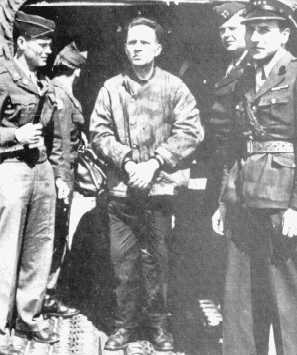 Rudolf Hoess und seine britischen Folterer (45 KB)