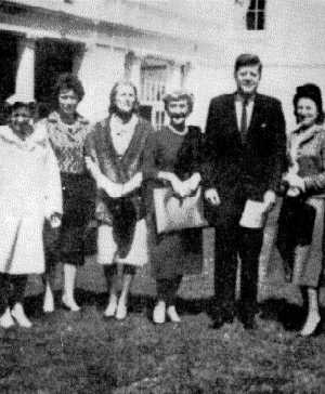 Hanna Reitsch mit Pr�sident Kennedy vor dem Wei�en Haus in Washington (35 KB)