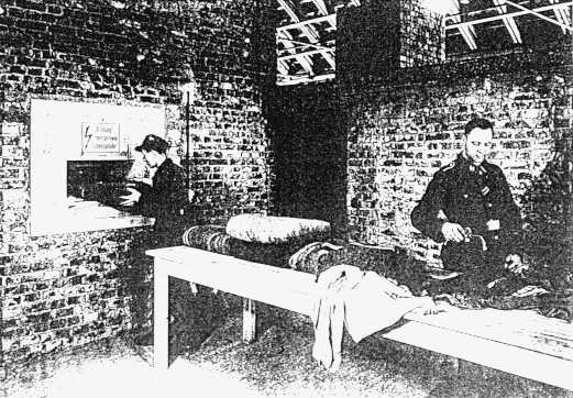 Beschickungsraum der HF-Entlausungsanlage in Auschwitz
